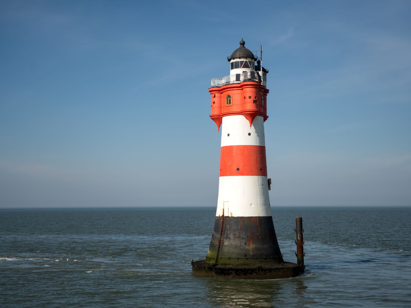 Der Leuchtturm «Roter Sand» steht in der Nordsee vor Bremerhaven. (Archivbild) - Foto: Sina Schuldt/dpa