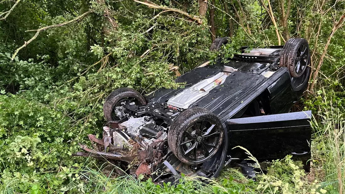 POL-OF: Auto prallte nach kurzer Flugphase gegen Baum: 31-Jähriger leicht verletzt - Bild: presseportal.de
