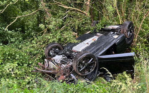 POL-OF: Auto prallte nach kurzer Flugphase gegen Baum: 31-Jähriger leicht verletzt - Foto: presseportal.de