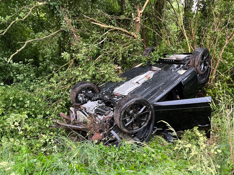 POL-OF: Auto prallte nach kurzer Flugphase gegen Baum: 31-Jähriger leicht verletzt - Foto: presseportal.de
