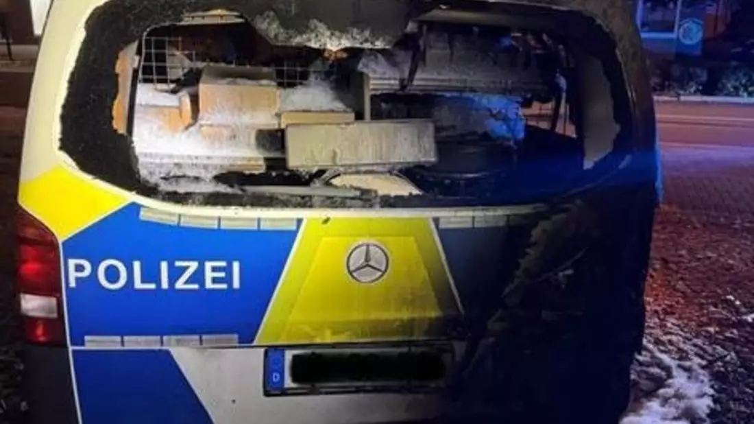 BPOL NRW: Feuer am Streifenwagen der Bundespolizei - Ermittlungen laufen - Bild: presseportal.de