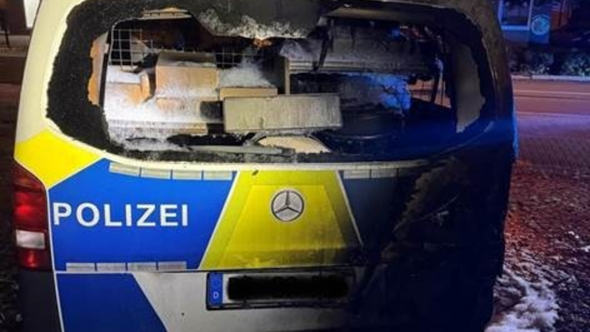 BPOL NRW: Feuer am Streifenwagen der Bundespolizei - Ermittlungen laufen - Foto: presseportal.de