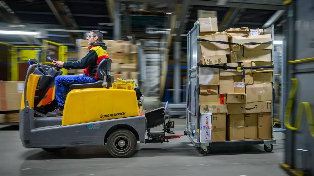 Pakete in einem DHL-Zentrum - manche Sendung wird künftig teurer. - Bild: Patrick Pleul/dpa