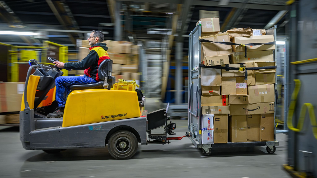 Pakete in einem DHL-Zentrum - manche Sendung wird künftig teurer. - Foto: Patrick Pleul/dpa