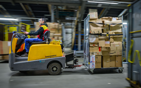 Pakete in einem DHL-Zentrum - manche Sendung wird künftig teurer. - Foto: Patrick Pleul/dpa