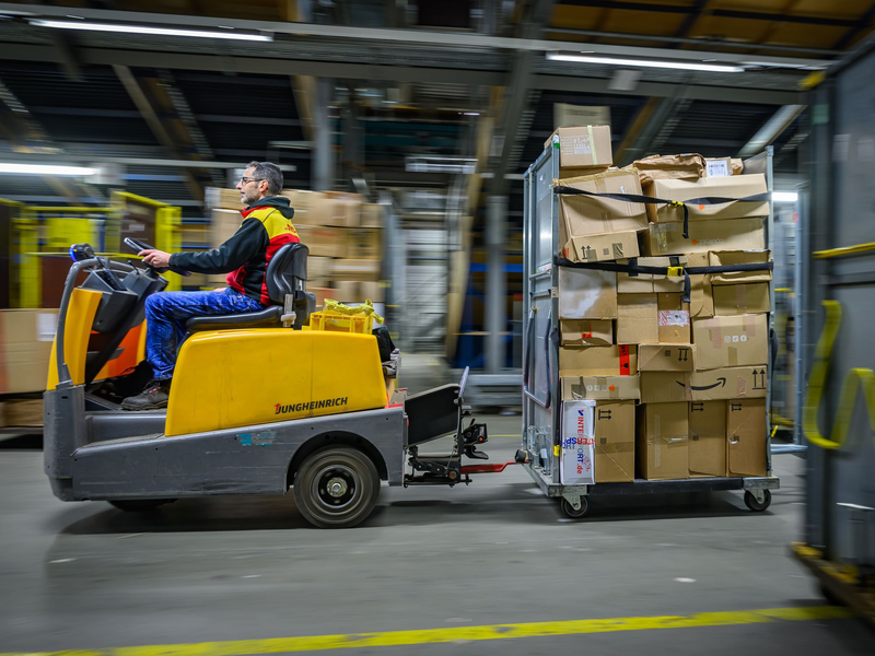 Pakete in einem DHL-Zentrum - manche Sendung wird künftig teurer. - Foto: Patrick Pleul/dpa