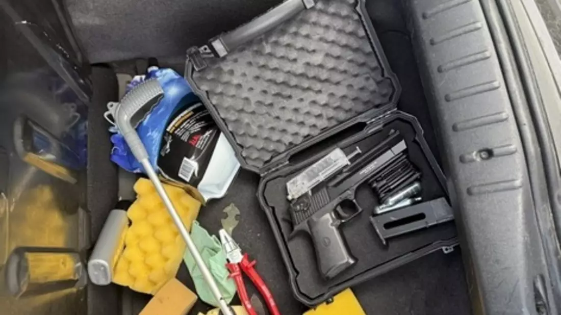 BPOL-FL: Autofahrer mit falschem Führerschein kontrolliert; Softairwaffe in Kofferraummulde - Bild: presseportal.de