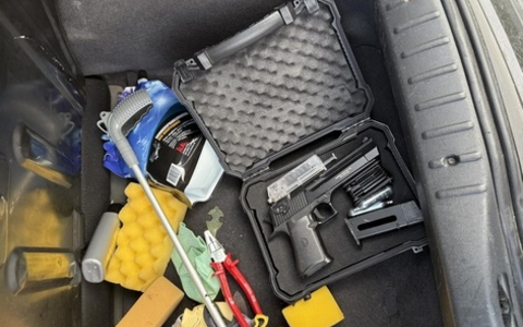 BPOL-FL: Autofahrer mit falschem Führerschein kontrolliert; Softairwaffe in Kofferraummulde - Foto: presseportal.de