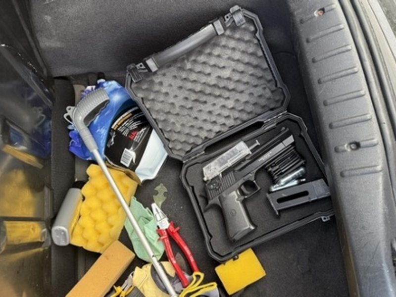 BPOL-FL: Autofahrer mit falschem Führerschein kontrolliert; Softairwaffe in Kofferraummulde - Foto: presseportal.de