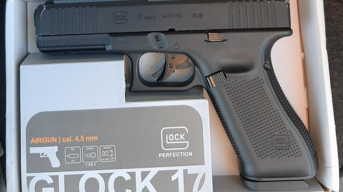 Bundespolizeidirektion München: Bedrohung mit Pistole im Zug/ Bundespolizei liefert Mann ins Bezirkskrankenhaus ein - Foto: presseportal.de