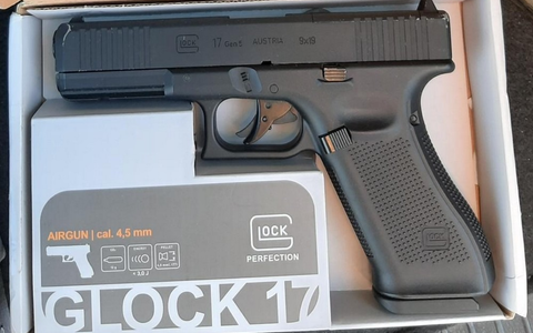 Bundespolizeidirektion München: Bedrohung mit Pistole im Zug/ Bundespolizei liefert Mann ins Bezirkskrankenhaus ein - Foto: presseportal.de Bundespolizeidirektion München: Bedrohung mit Pistole im Zug/ Bundespolizei liefert Mann ins Bezirkskrankenhaus ein - Foto: presseportal.de