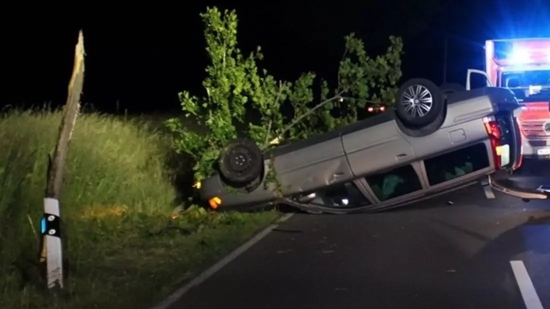 POL-MI: Pkw kommt von Fahrbahn ab und überschlägt sich - Bild: presseportal.de