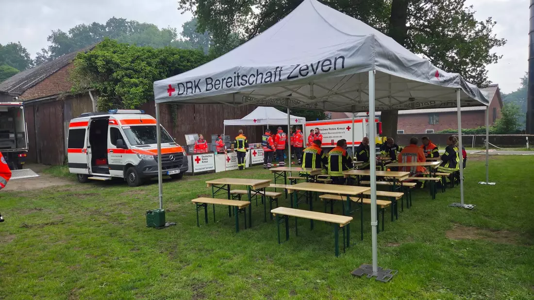 FW-ROW: Feuerwehreinsatz in Ostereistedt: Lagerhalle in Vollbrand - Bild: presseportal.de