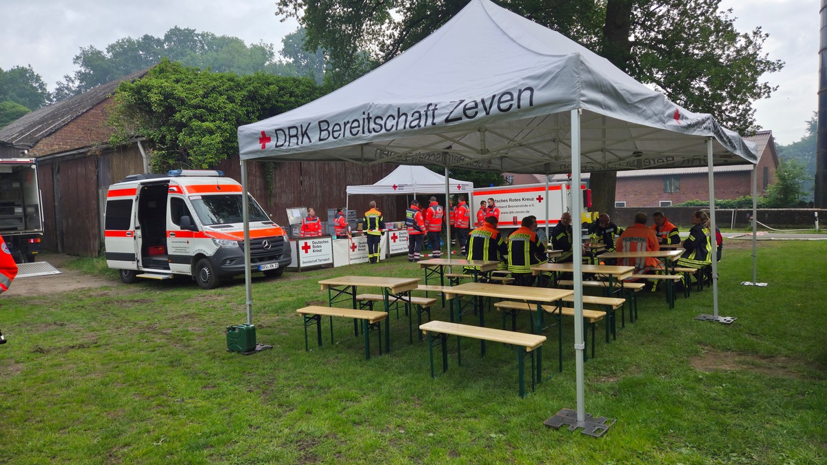 FW-ROW: Feuerwehreinsatz in Ostereistedt: Lagerhalle in Vollbrand - Foto: presseportal.de