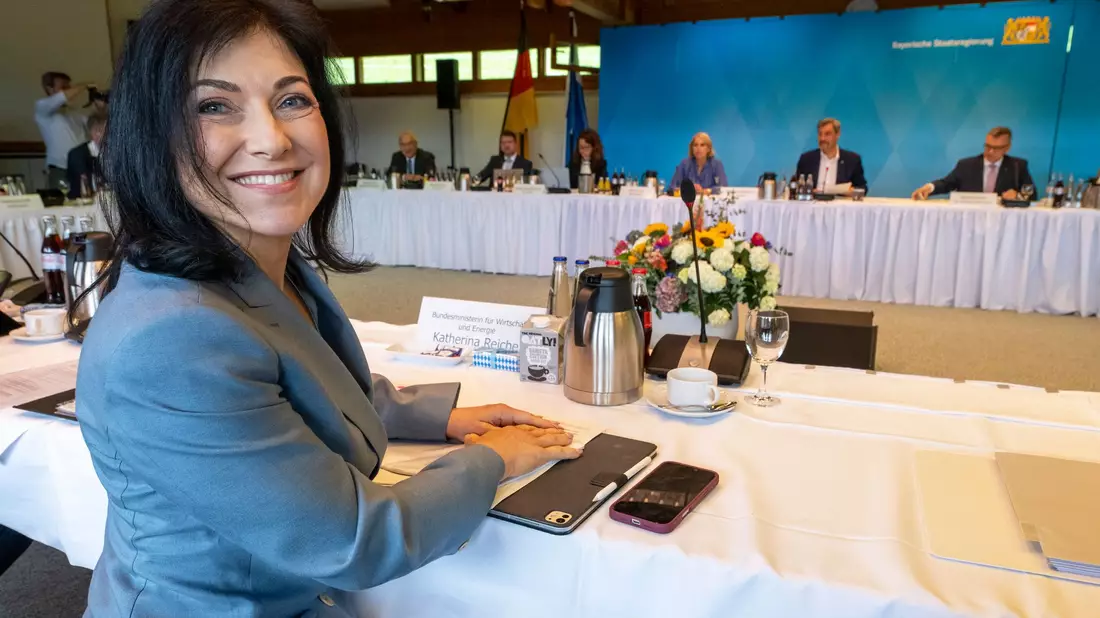 Katherina Reiche (CDU) setzt auf zusätzliche Gaskraftwerke zur Senkung der Energiekosten in Deutschland. Ein «Südbonus» soll dabei den Fokus auf Süddeutschland setzen. - Bild: Peter Kneffel/dpa