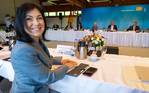 Katherina Reiche (CDU) setzt auf zusätzliche Gaskraftwerke zur Senkung der Energiekosten in Deutschland. Ein «Südbonus» soll dabei den Fokus auf Süddeutschland setzen. - Foto: Peter Kneffel/dpa Katherina Reiche (CDU) setzt auf zusätzliche Gaskraftwerke zur Senkung der Energiekosten in Deutschland. Ein «Südbonus» soll dabei den Fokus auf Süddeutschland setzen. - Foto: Peter Kneffel/dpa