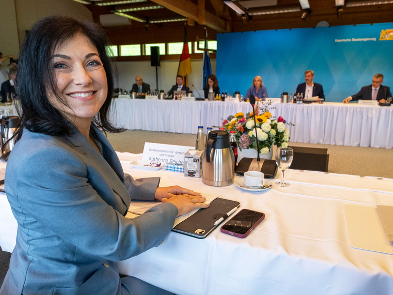 Katherina Reiche (CDU) setzt auf zusätzliche Gaskraftwerke zur Senkung der Energiekosten in Deutschland. Ein «Südbonus» soll dabei den Fokus auf Süddeutschland setzen. - Foto: Peter Kneffel/dpa