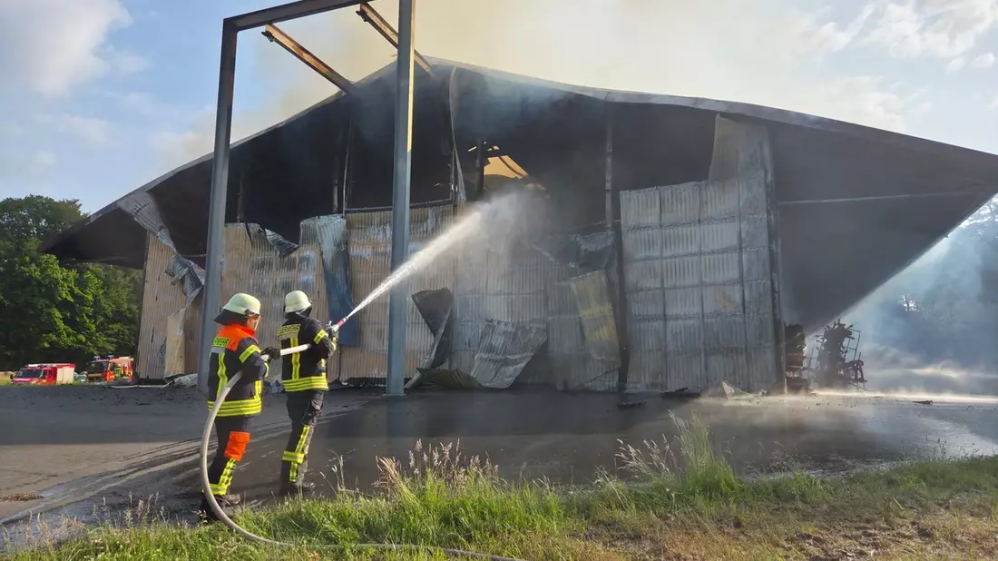 POL-ROW: ++ Polizei und Feuerwehr im Einsatz: Großbrand einer Scheune in Ostereistedt ++ - Bild: presseportal.de