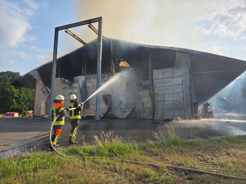 POL-ROW: ++ Polizei und Feuerwehr im Einsatz: Großbrand einer Scheune in Ostereistedt ++ - Foto: presseportal.de