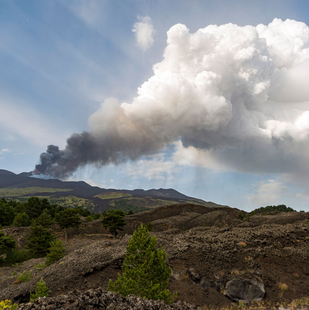 Der etwa 3.350 Meter hohe Ätna bricht mehrmals im Jahr aus und wird von Fachleuten ständig überwacht. (Archivbild) - Foto: Salvatore Allegra/AP/dpa