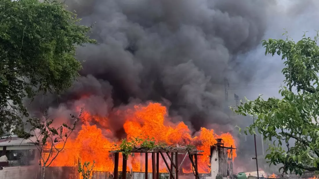 FW Neumünster: Feuerwehr Neumünster im Großeinsatz: Mehrere Gartenlauben in Vollbrand, schwierige Wasserversorgung erschwert Löscharbeiten - Bild: presseportal.de