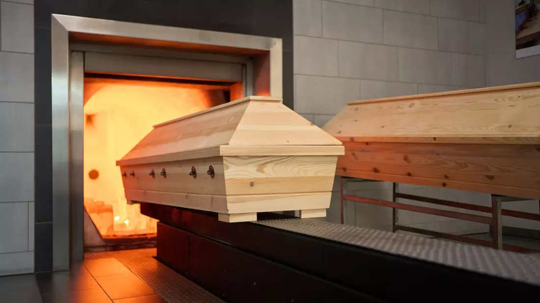 Ein Sarg wird in einem Krematorium verbrannt. (Symbolbild) - Bild: Thomas Frey/Deutsche Presse-Agentur GmbH/dpa