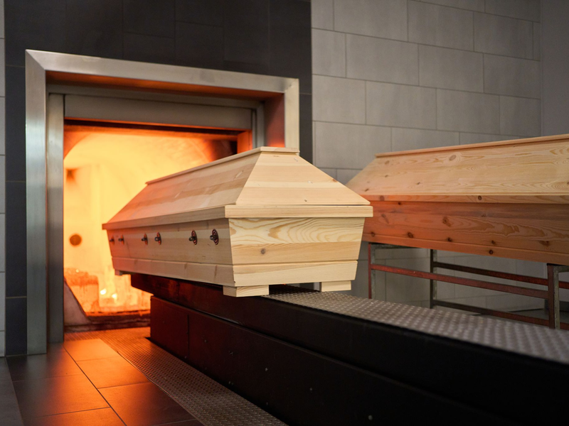 Ein Sarg wird in einem Krematorium verbrannt. (Symbolbild) - Foto: Thomas Frey/Deutsche Presse-Agentur GmbH/dpa