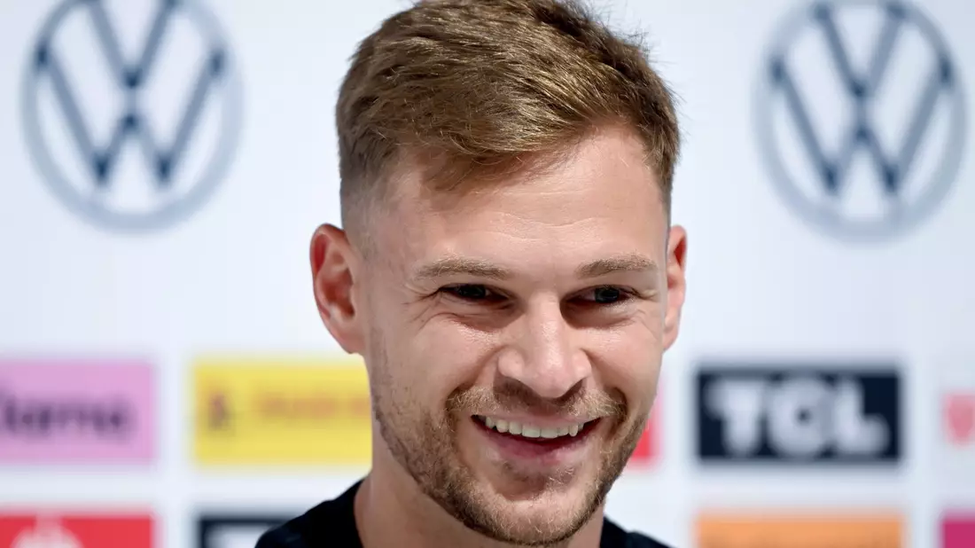 Joshua Kimmich und das DFB-Logo mit den vier Weltmeister-Sternen. Der WM-Titel fehlt dem Kapitän noch. - Bild: Federico Gambarini/dpa