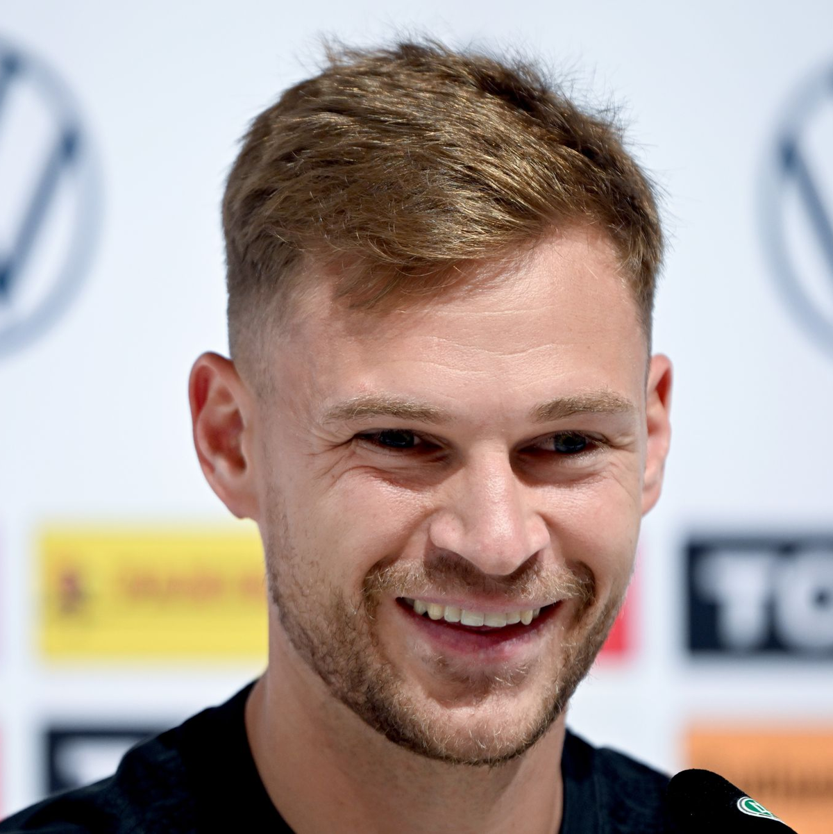 Joshua Kimmich und das DFB-Logo mit den vier Weltmeister-Sternen. Der WM-Titel fehlt dem Kapitän noch. - Foto: Federico Gambarini/dpa