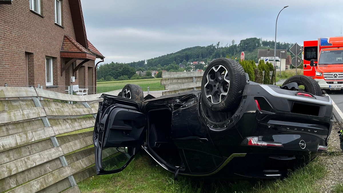 POL-MI: Auto überschlägt sich nach Unfall - Foto: presseportal.de