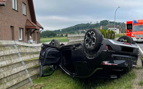POL-MI: Auto überschlägt sich nach Unfall - Foto: presseportal.de