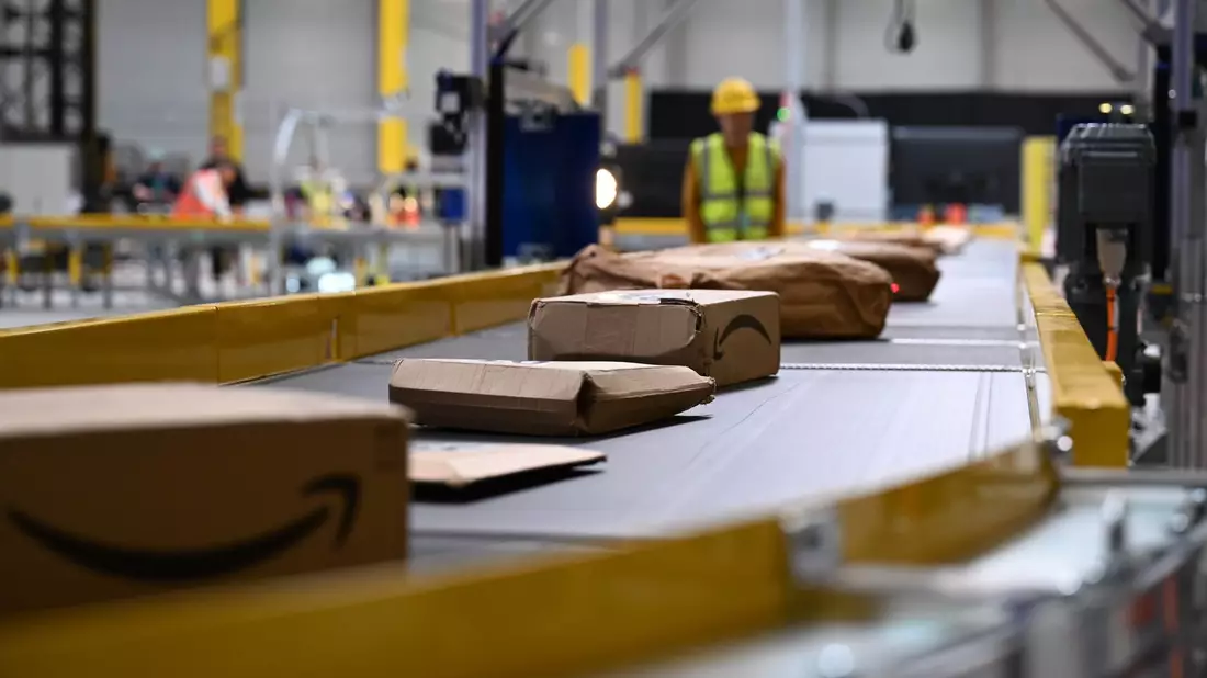 Pakete von Amazon laufen über ein Sortierband - ein Teil der auf amazon.de bestellten Pakete kommen direkt von Amazon, andere von Marktplatz-Firmen.  - Bild: Wolf von Dewitz/dpa