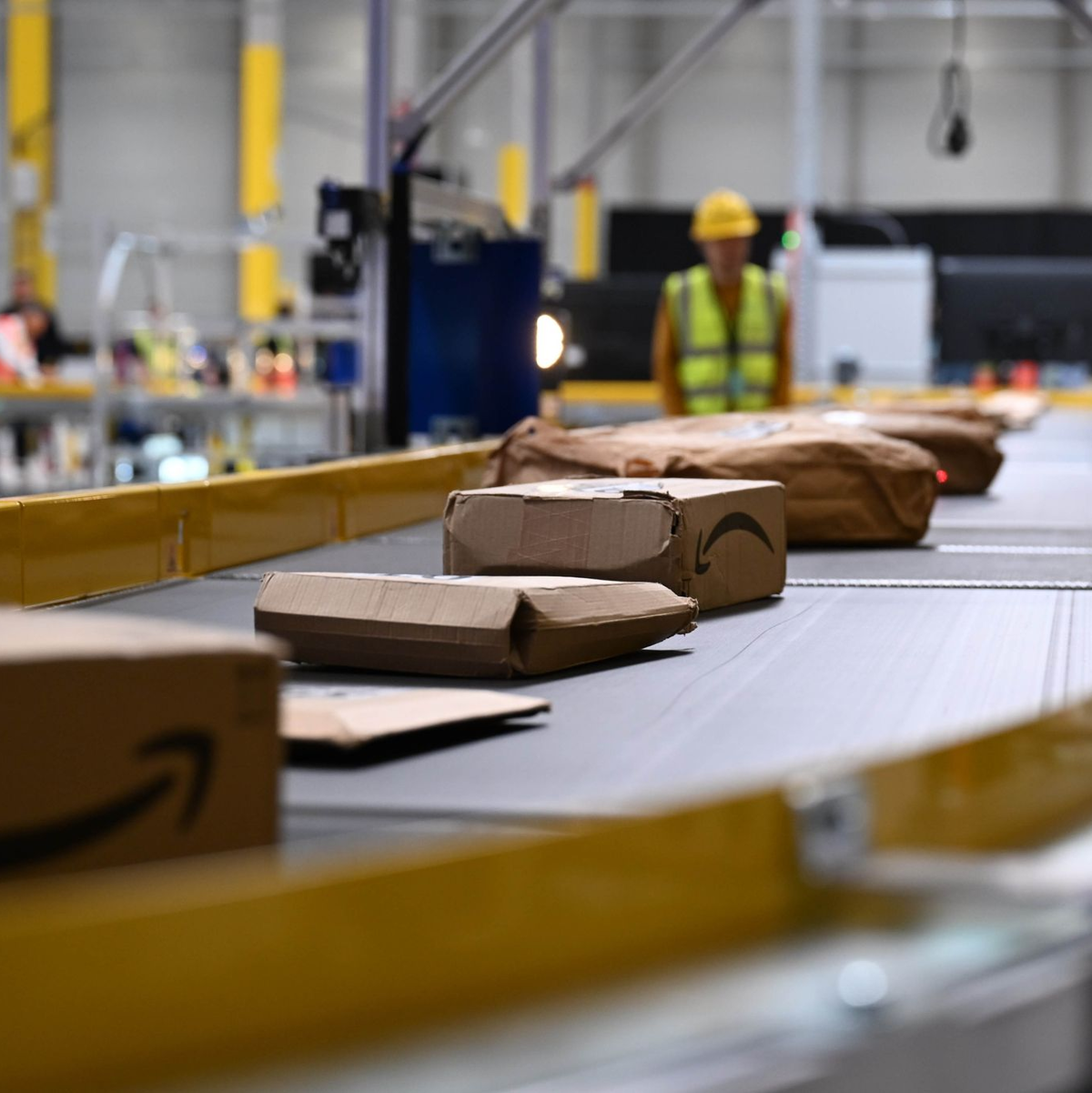 Pakete von Amazon laufen über ein Sortierband - ein Teil der auf amazon.de bestellten Pakete kommen direkt von Amazon, andere von Marktplatz-Firmen.  - Foto: Wolf von Dewitz/dpa