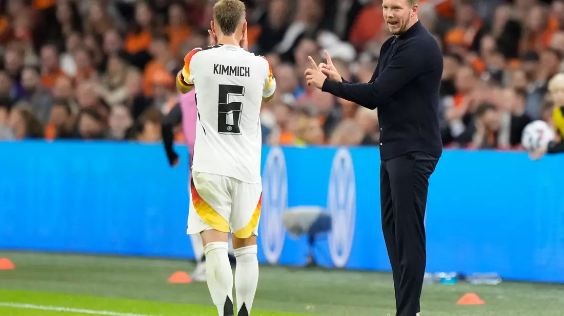 Der Bundestrainer und sein Kapitän: Julian Nagelsmann (r) beim Länderspiel mit Joshua Kimmich. - Bild: Peter Dejong/AP/dpa
