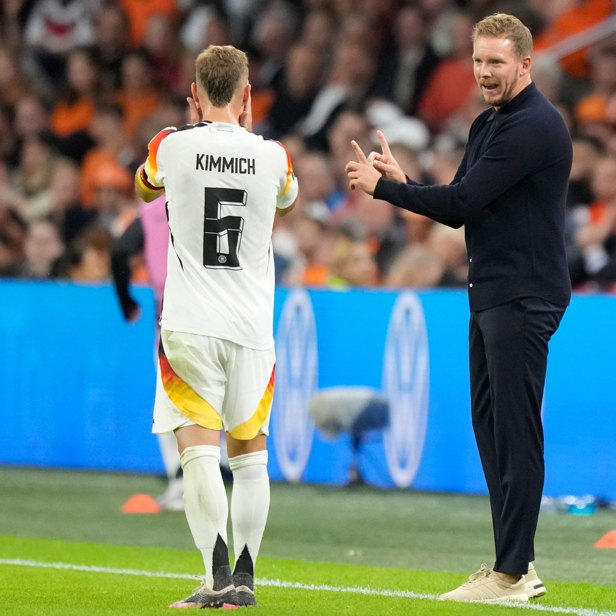 Der Bundestrainer und sein Kapitän: Julian Nagelsmann (r) beim Länderspiel mit Joshua Kimmich. - Foto: Peter Dejong/AP/dpa