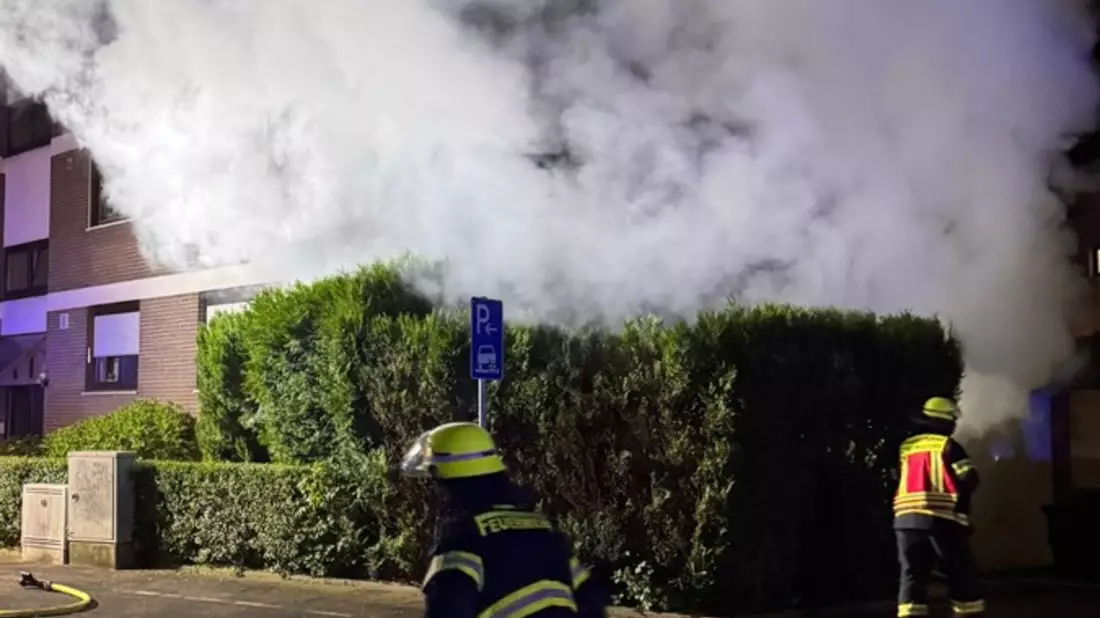 FW Neukirchen-Vluyn: Feuerwehr rückt zu mehreren Bränden aus - Sperrmüll und Carport in Flammen - Bild: presseportal.de