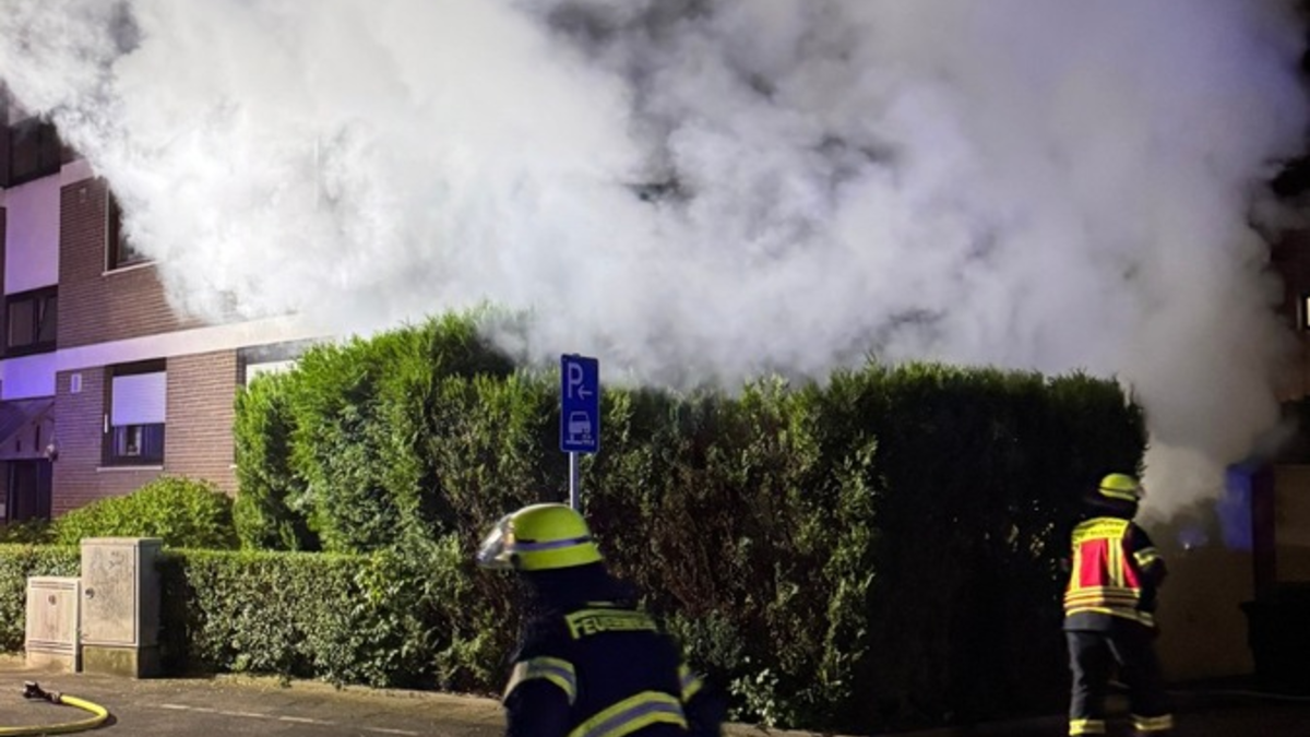 FW Neukirchen-Vluyn: Feuerwehr rückt zu mehreren Bränden aus - Sperrmüll und Carport in Flammen - Foto: presseportal.de