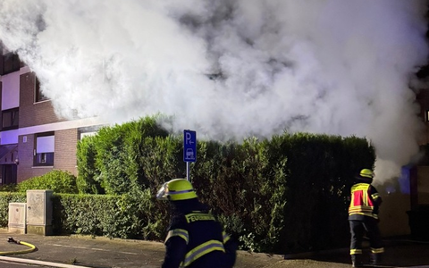 FW Neukirchen-Vluyn: Feuerwehr rückt zu mehreren Bränden aus - Sperrmüll und Carport in Flammen - Foto: presseportal.de