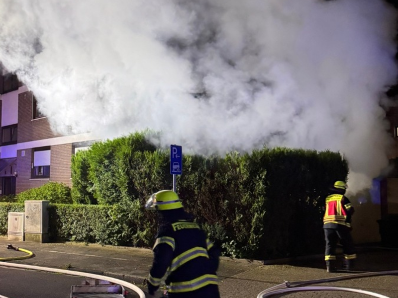 FW Neukirchen-Vluyn: Feuerwehr rückt zu mehreren Bränden aus - Sperrmüll und Carport in Flammen - Foto: presseportal.de