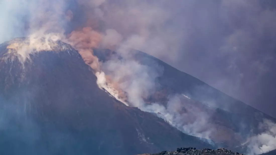 Der etwa 3.350 Meter hohe Ätna bricht mehrmals im Jahr aus und wird von Fachleuten ständig überwacht. - Bild: Giuseppe Distefano/AP/dpa