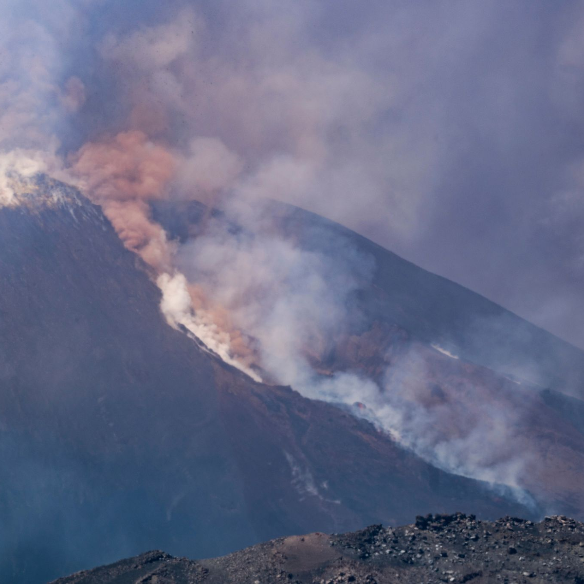 Der etwa 3.350 Meter hohe Ätna bricht mehrmals im Jahr aus und wird von Fachleuten ständig überwacht. - Foto: Giuseppe Distefano/AP/dpa
