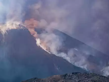 Der etwa 3.350 Meter hohe Ätna bricht mehrmals im Jahr aus und wird von Fachleuten ständig überwacht. - Foto: Giuseppe Distefano/AP/dpa