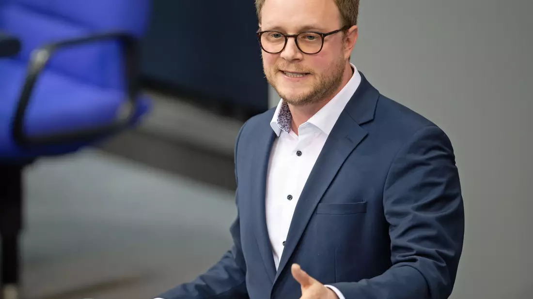 Grünen-Innenpolitiker Marcel Emmerich sieht sich durch das Urteil aus Berlin bestätigt. (Archivbild) - Bild: Jonathan Penschek/dpa