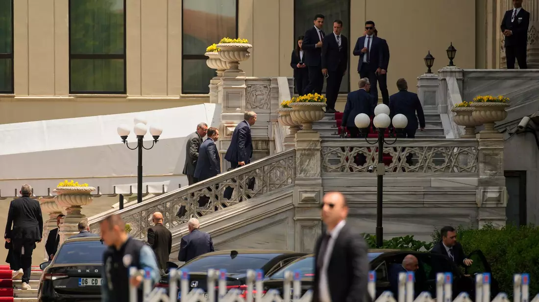 Delegationen der neuen direkten Verhandlung zwischen Russland und der Ukraine kommen unter türkischer Führung zusammen - Bild: Emrah Gurel/AP/dpa