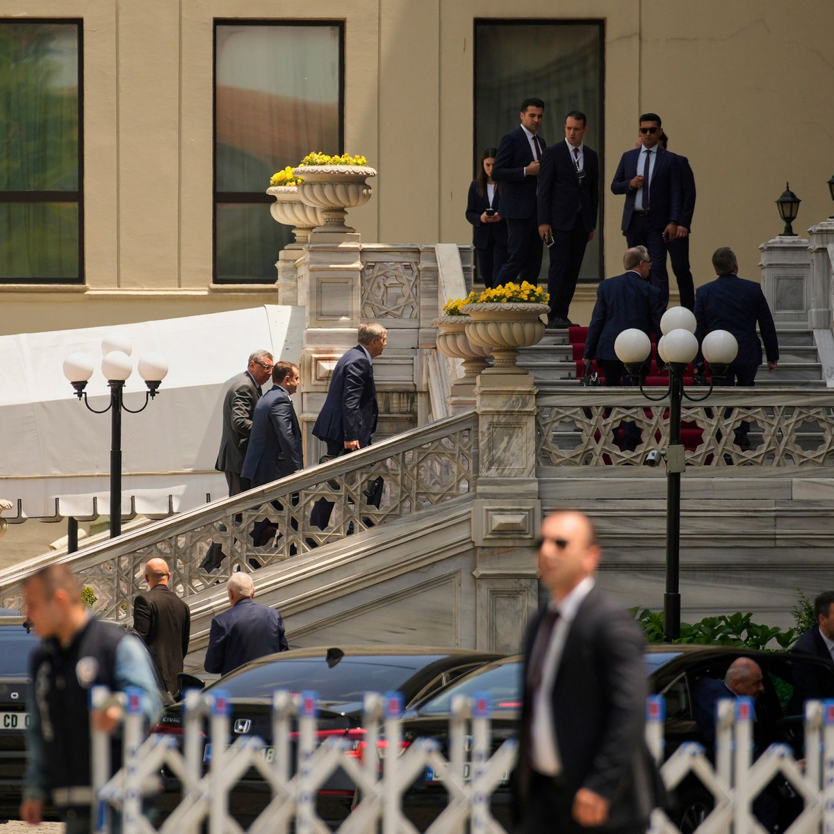 Delegationen der neuen direkten Verhandlung zwischen Russland und der Ukraine kommen unter türkischer Führung zusammen - Foto: Emrah Gurel/AP/dpa