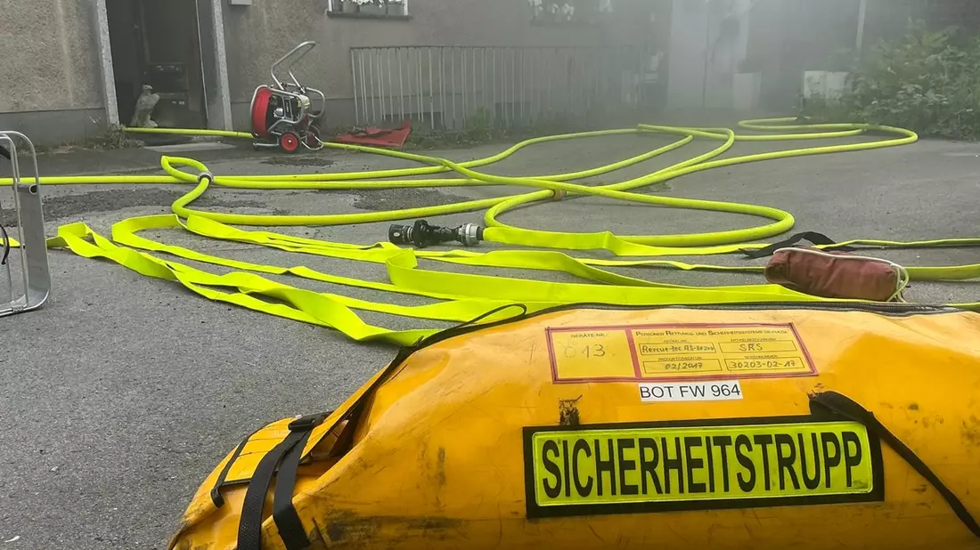 FW-BOT: Kellerbrand- sechs Personen retten sich durch verqualmten Treppenraum - Bild: presseportal.de