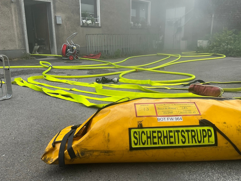 FW-BOT: Kellerbrand- sechs Personen retten sich durch verqualmten Treppenraum - Foto: presseportal.de