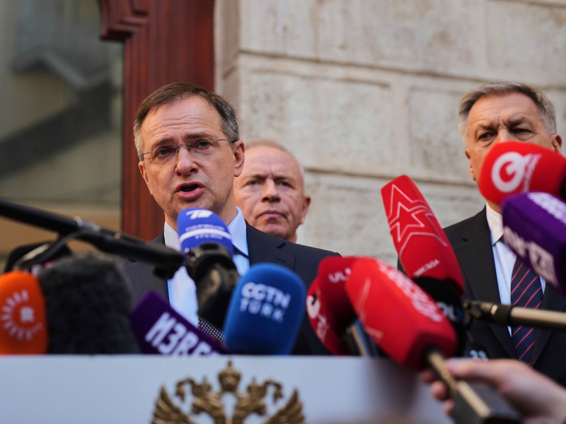Der russische Verhandlungsführer Wladimir Medinski hat nach der zweiten Verhandlungsrunde in Istanbul Pläne für einen neuen Gefangenenaustausch bestätigt. (Archivbild) - Foto: Francisco Seco/AP/dpa