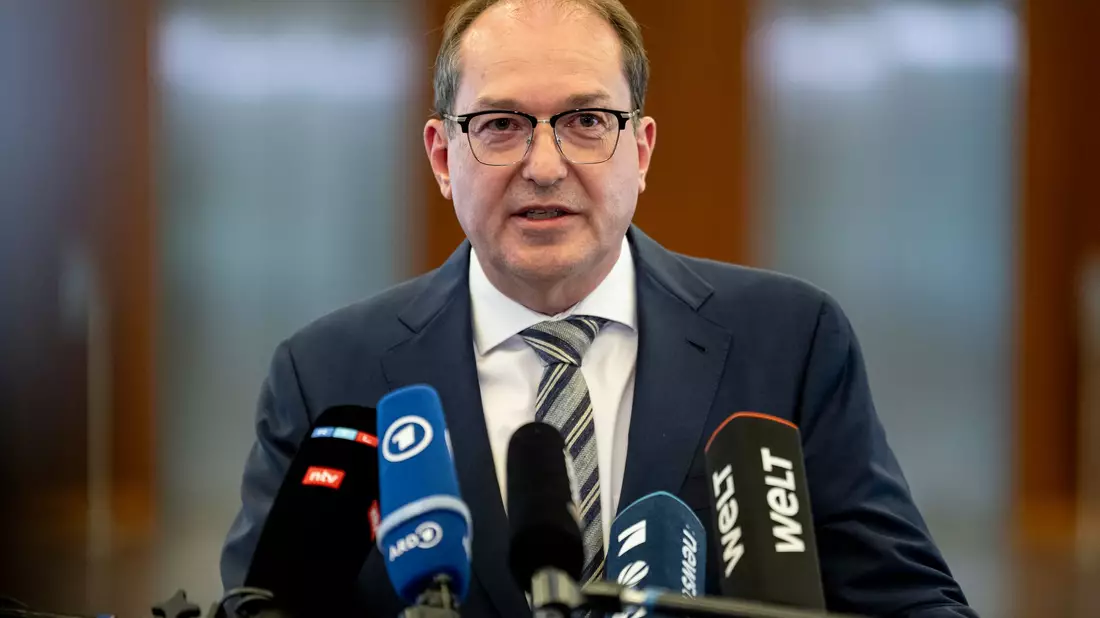 Wenige Stunden nach der Veröffentlichung der Entscheidung des Berliner Verwaltungsgerichts tritt Bundesinnenminister Alexander Dobrindt (CSU) in Berlin vor die Presse. - Bild: Fabian Sommer/dpa