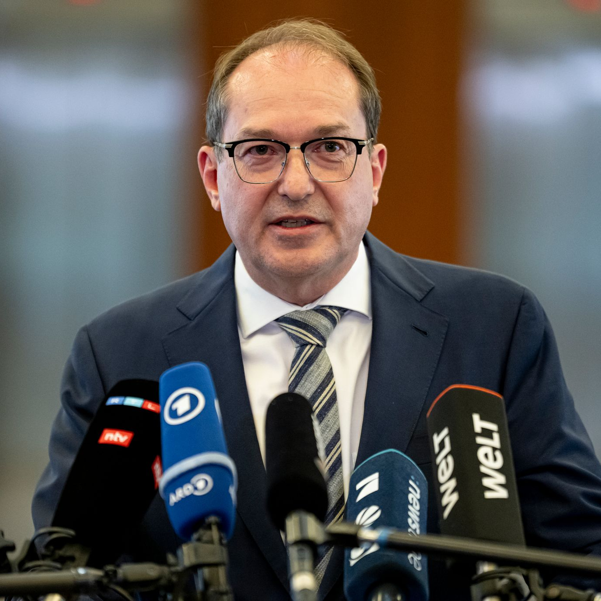 Wenige Stunden nach der Veröffentlichung der Entscheidung des Berliner Verwaltungsgerichts tritt Bundesinnenminister Alexander Dobrindt (CSU) in Berlin vor die Presse. - Foto: Fabian Sommer/dpa